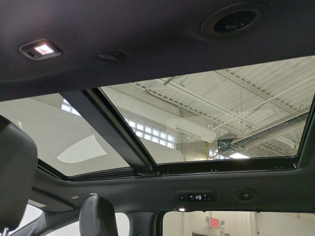 Used 2023 Chrysler Pacifica Limited w/ Uconnect Theater Family Group image 22