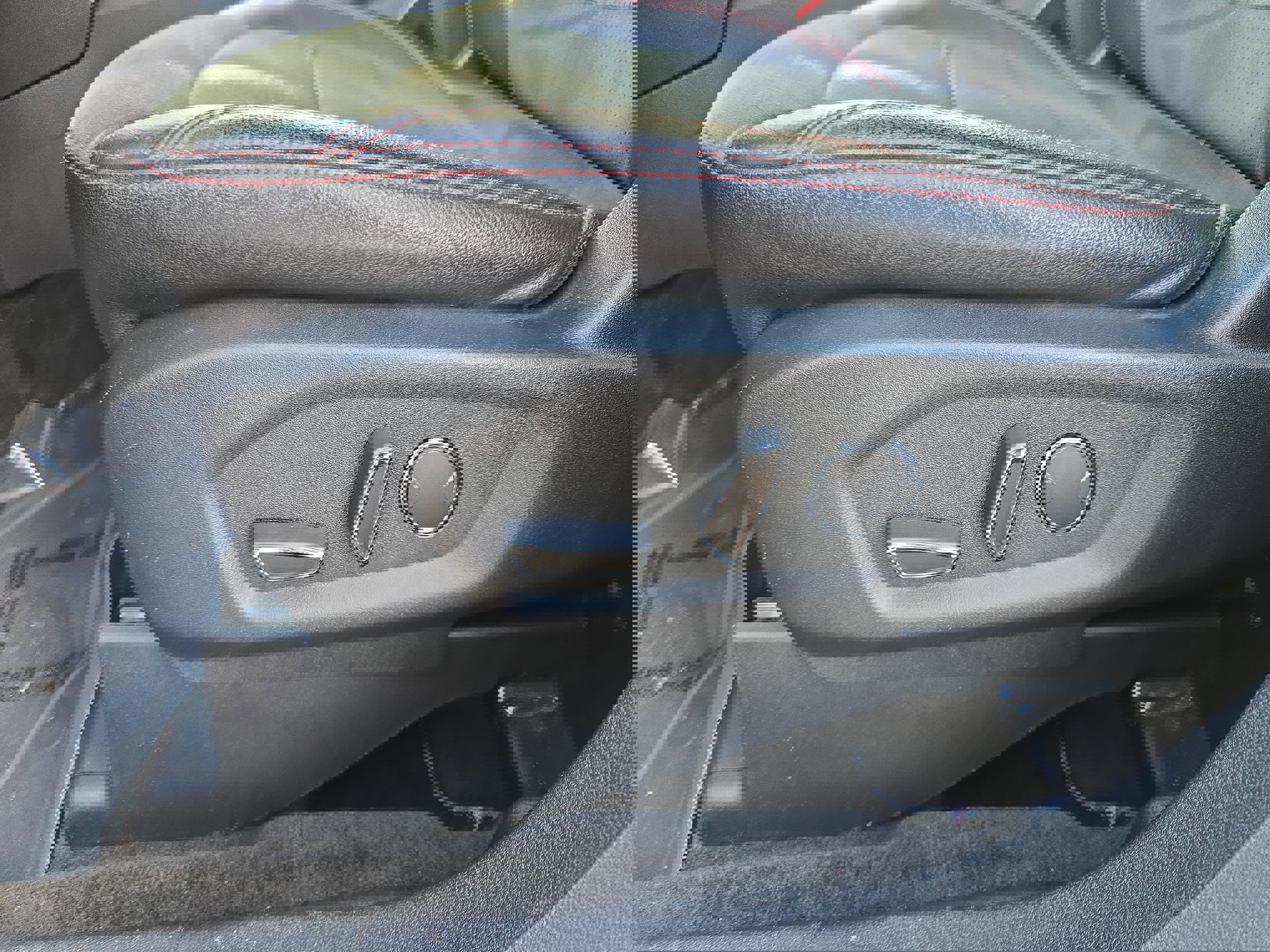 Used 2018 Ford Explorer XLT w/ Equipment Group 202A image 31