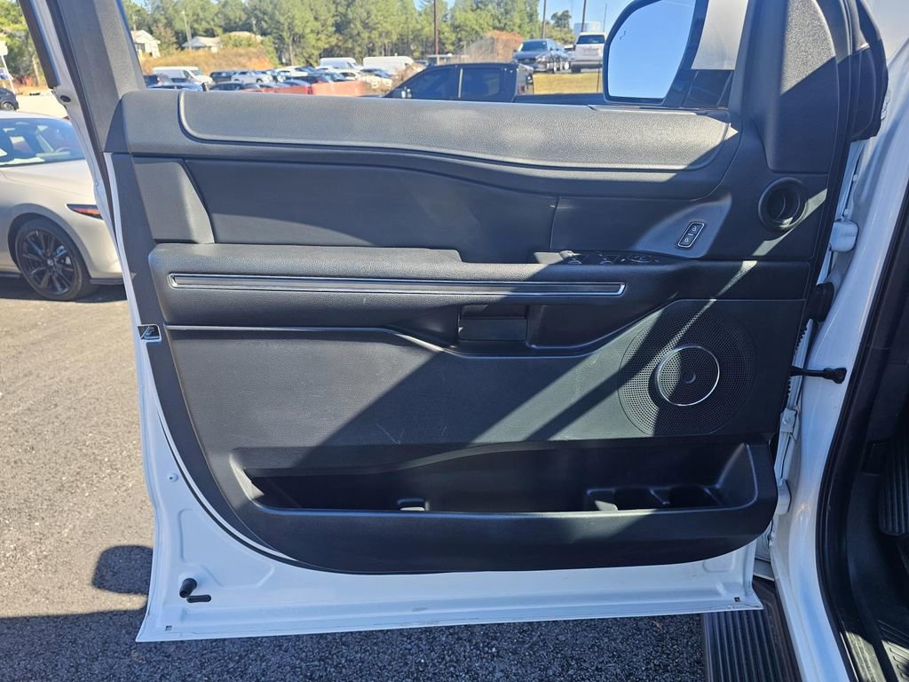 Used 2022 Ford Expedition XLT image 11