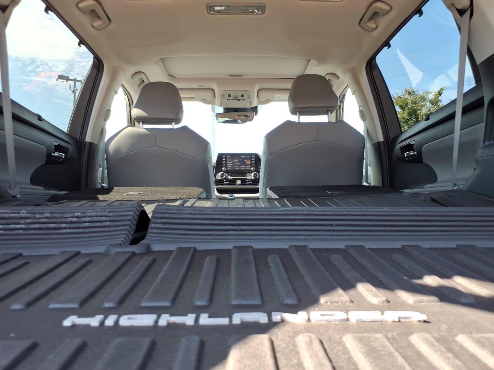 Used 2020 Toyota Highlander XLE AWD/4WD image 32