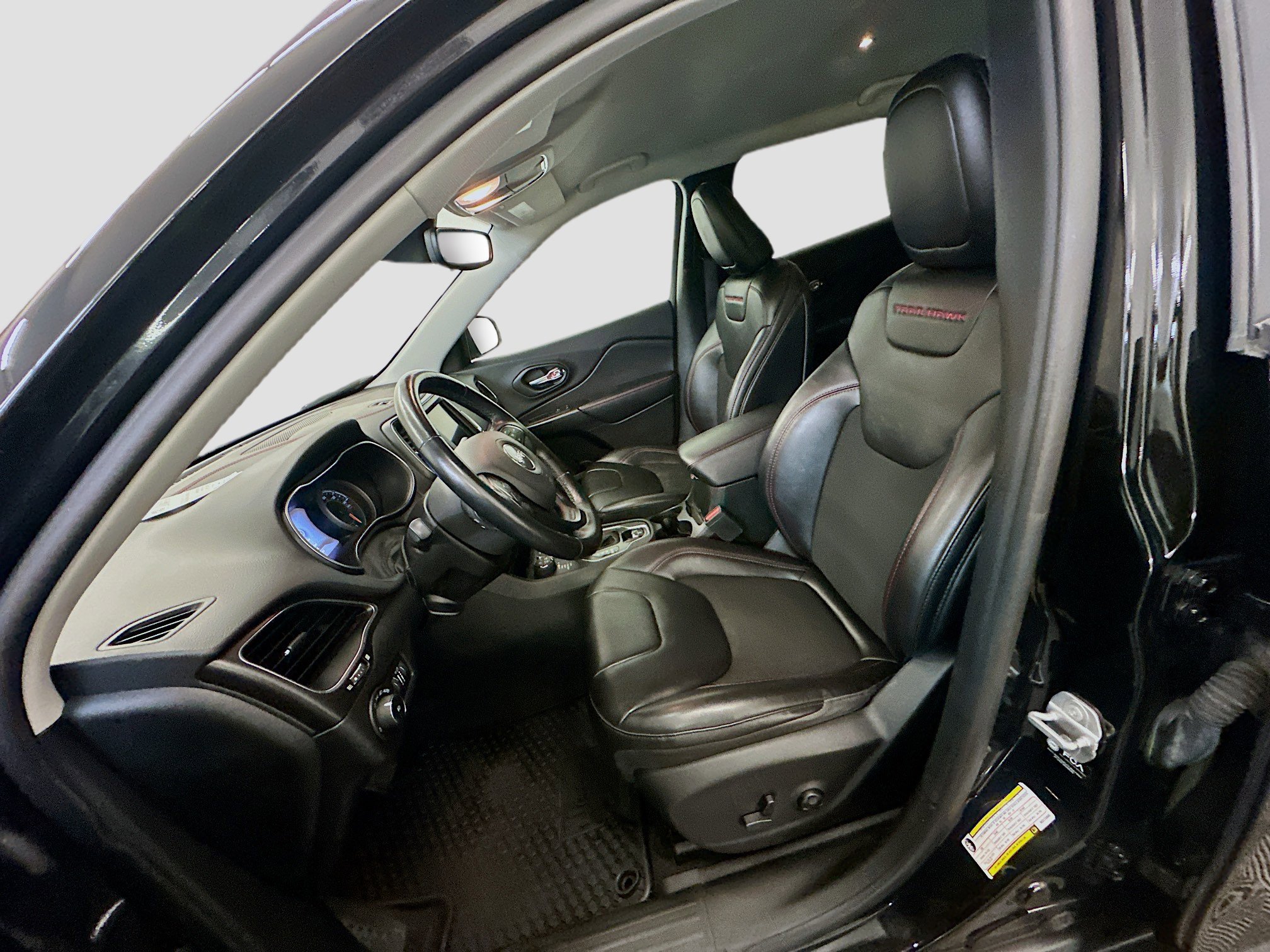 Used 2021 Jeep Cherokee Trailhawk image 13