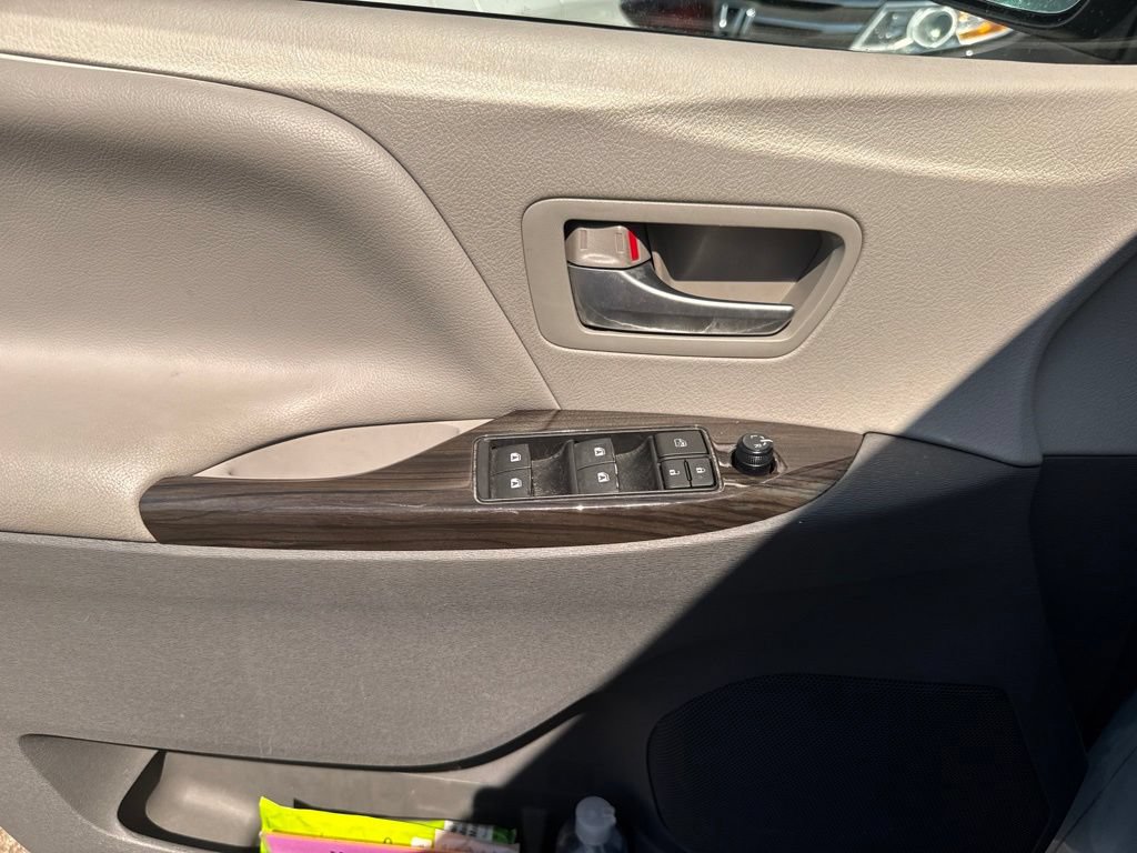 Used 2015 Toyota Sienna XLE Premium FWD image 22