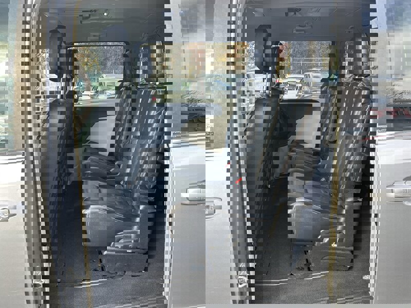 Used 2014 Chrysler Town & Country Touring image 9