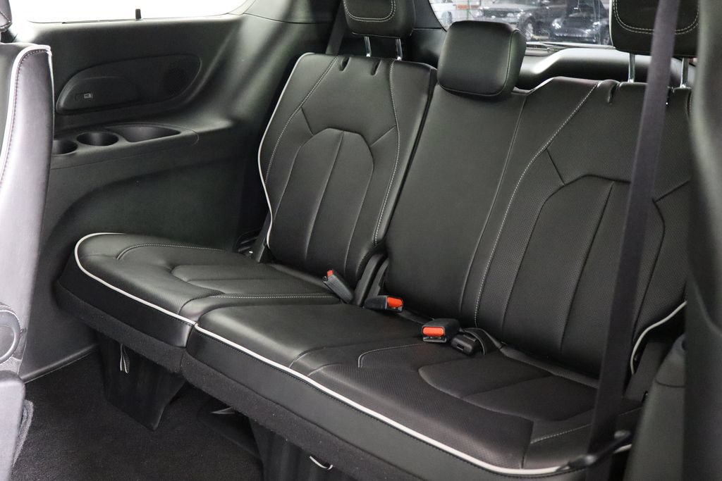 Used 2025 Chrysler Pacifica Limited FWD image 10
