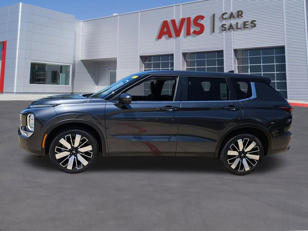 Used 2025 Mitsubishi Outlander SE FWD image 2