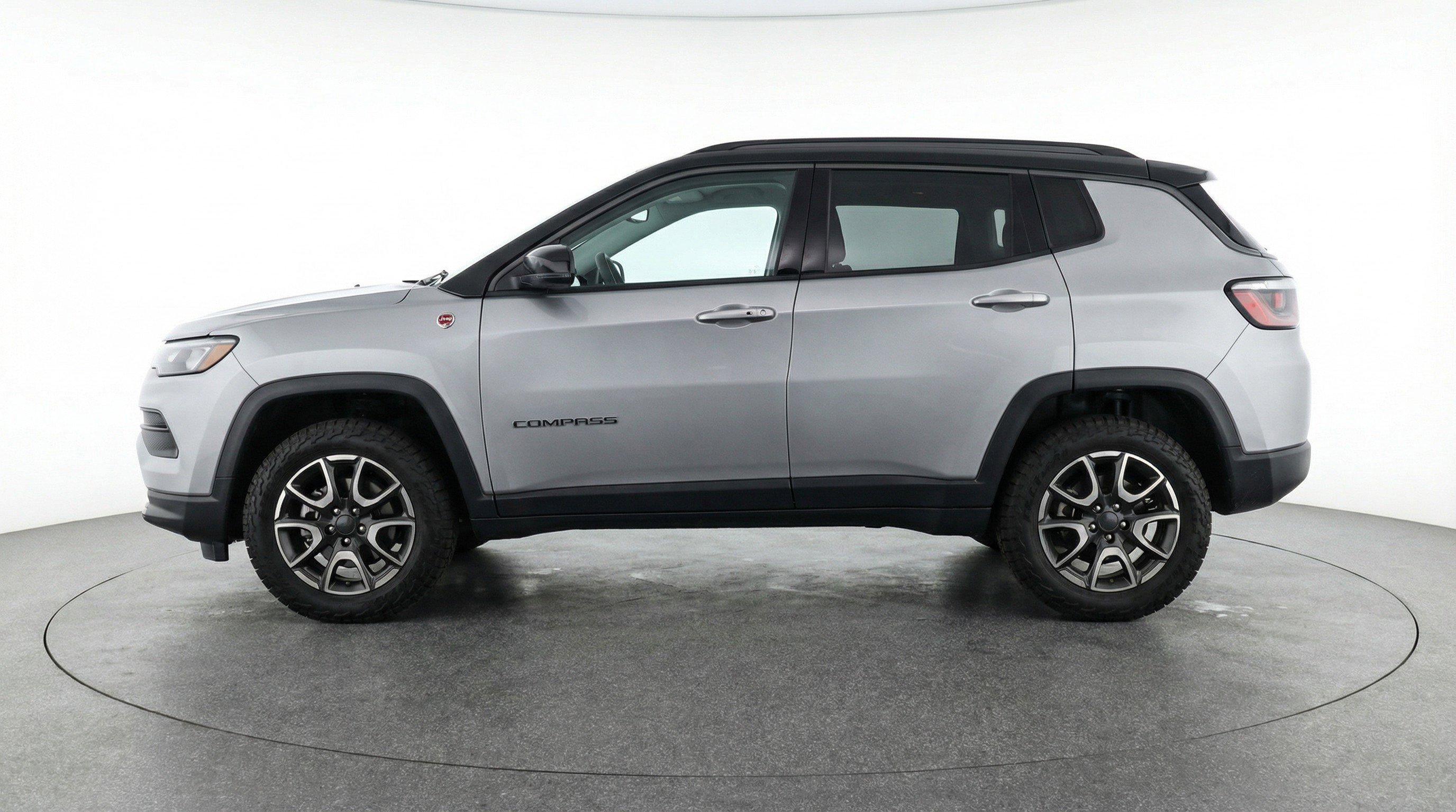 Used 2025 Jeep Compass Trailhawk AWD/4WD image 5