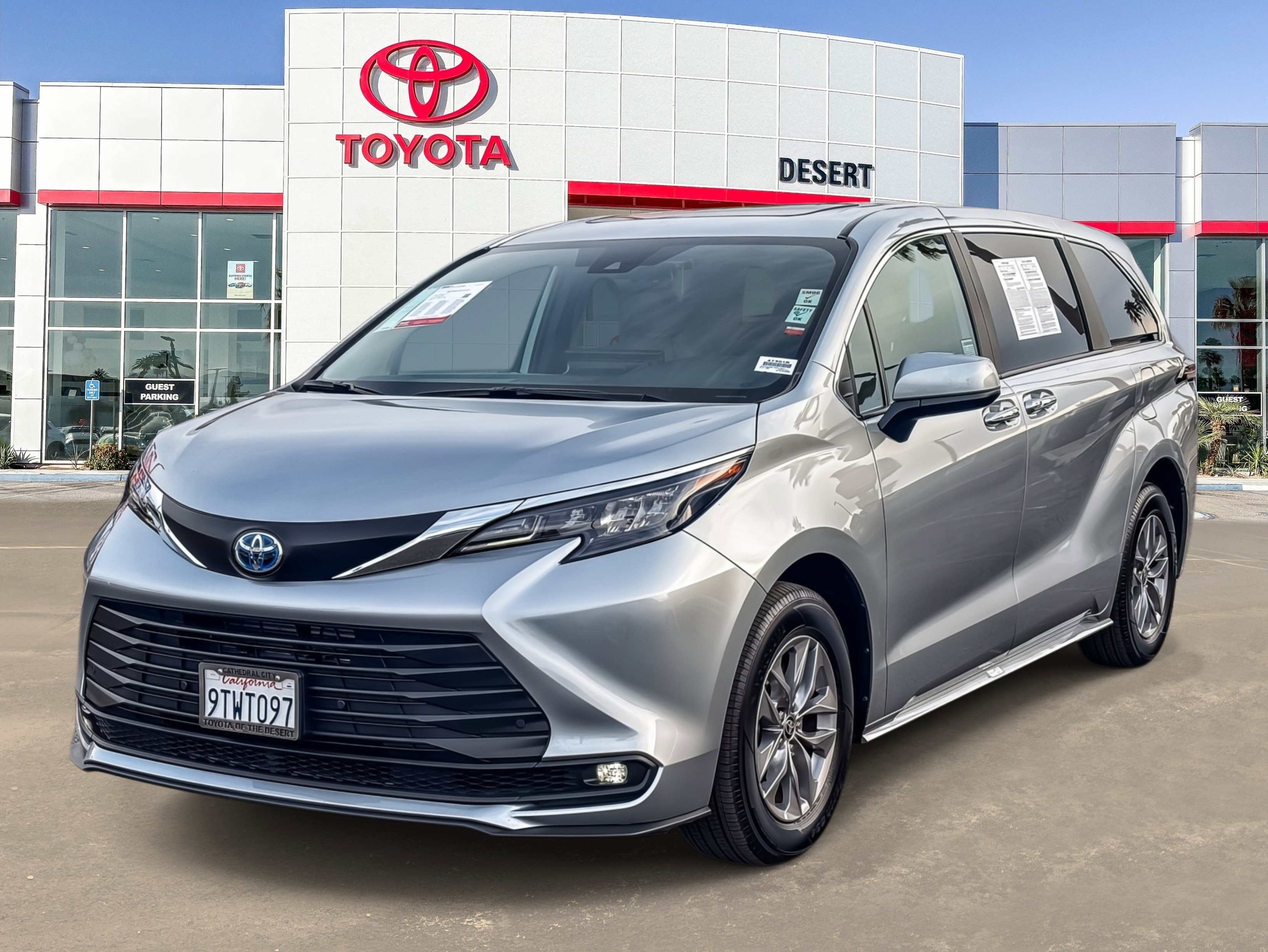 Used 2025 Toyota Sienna XLE image 3