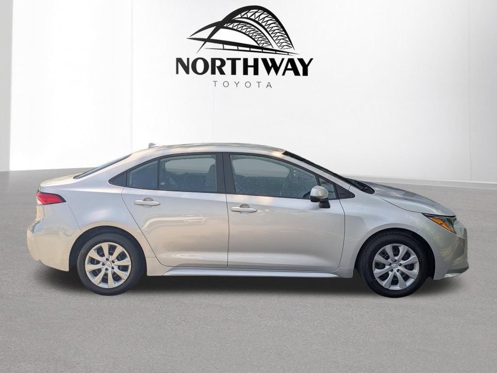 Used 2024 Toyota Corolla LE FWD image 2