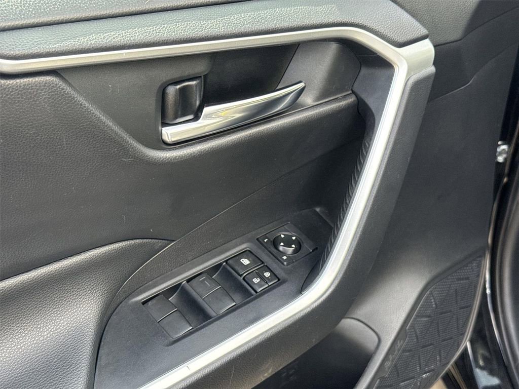 Used 2020 Toyota RAV4 XLE FWD image 20