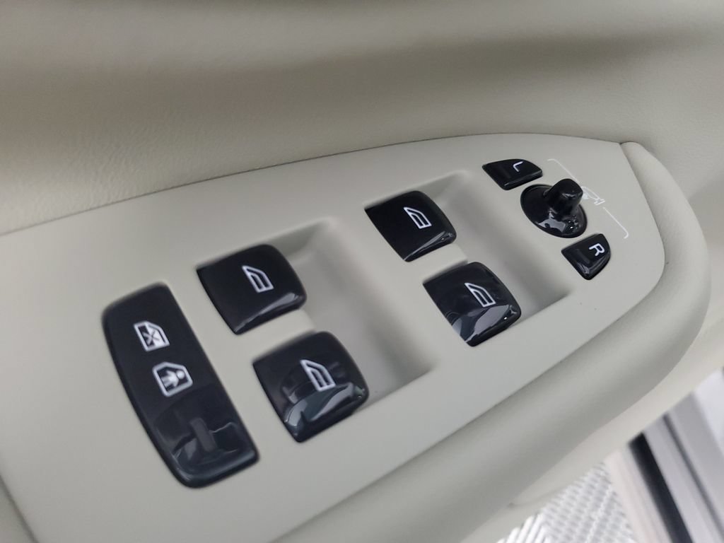 Certified 2025 Volvo XC90 B5 Core w/ Protection Package AWD/4WD image 19