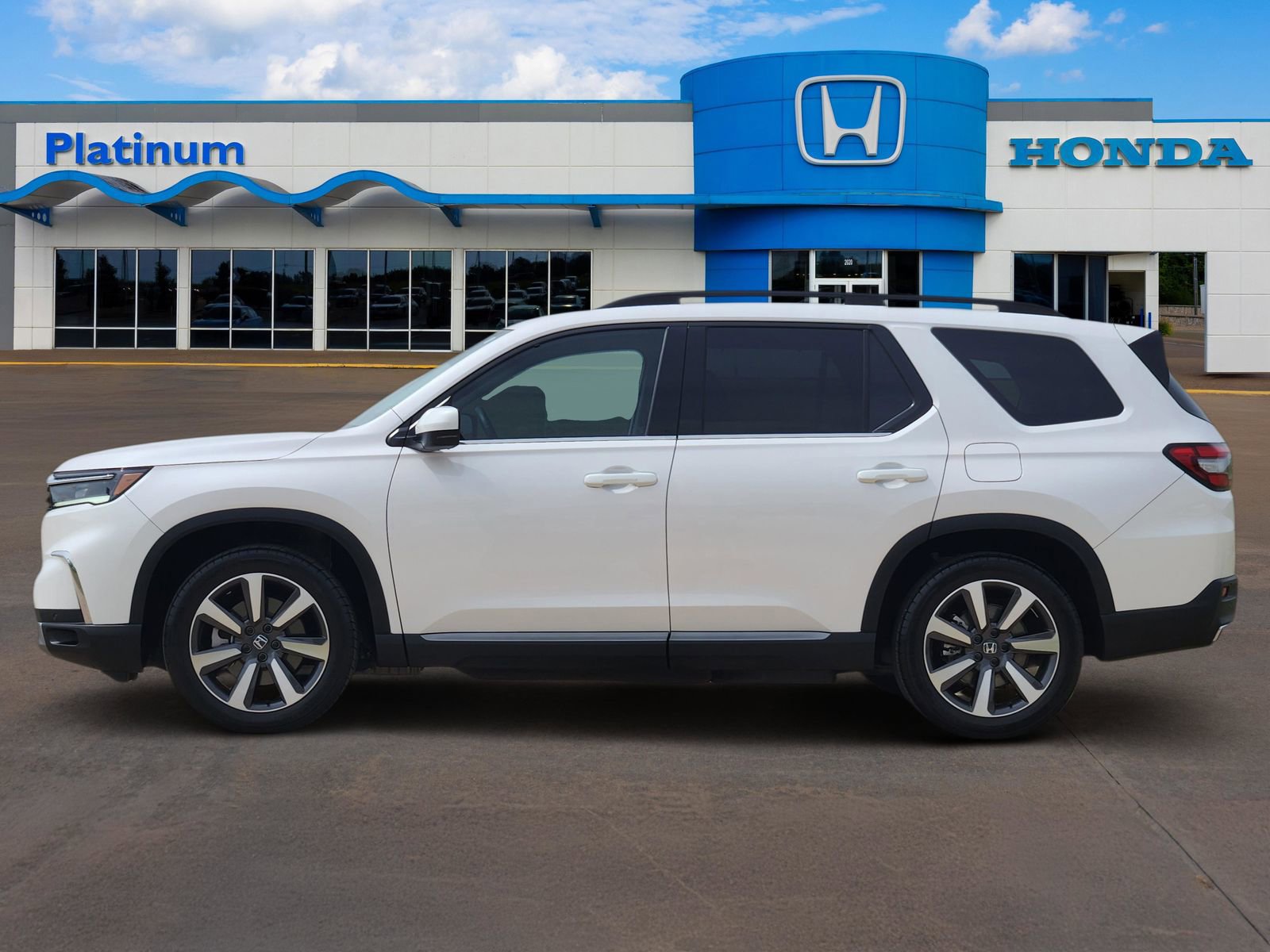 Certified 2023 Honda Pilot Touring image 3