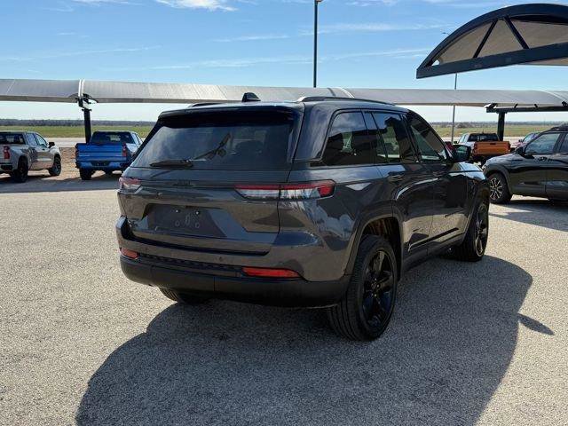 Used 2023 Jeep Grand Cherokee Altitude image 4