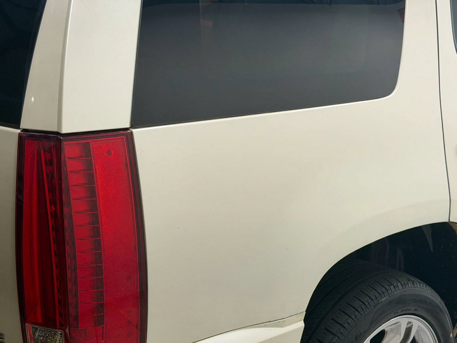 Used 2011 Cadillac Escalade Platinum AWD/4WD image 10