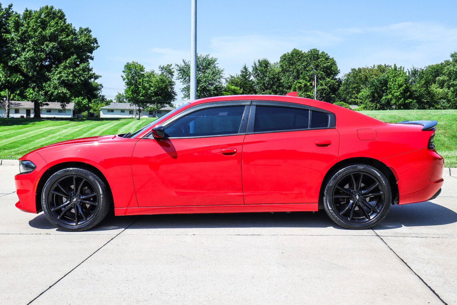 Used 2018 Dodge Charger SXT Plus w/ Blacktop Package RWD image 3