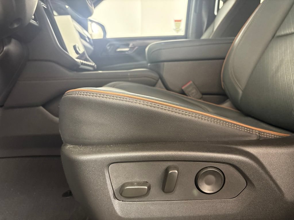 Used 2025 GMC Yukon AT4 w/ AT4 Premium Plus Package AWD/4WD image 25