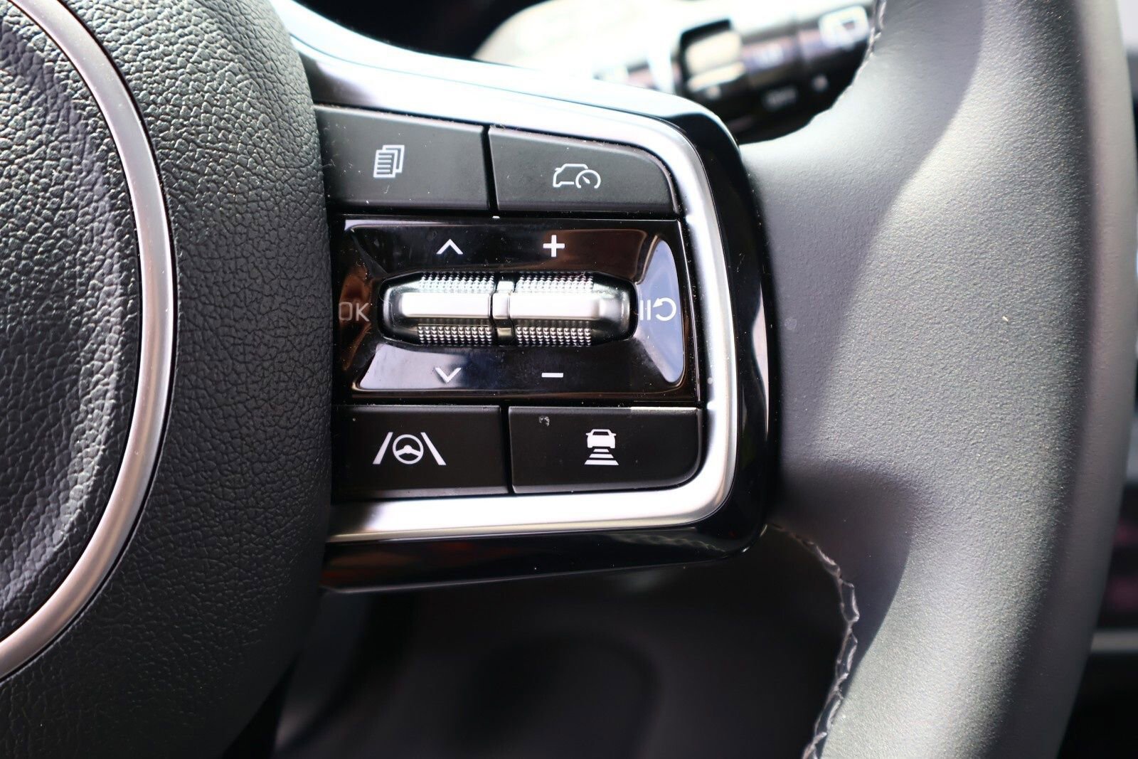 Used 2024 Kia Sorento SX image 30