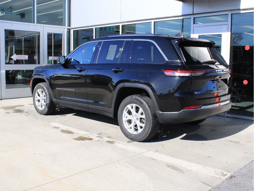 Used 2023 Jeep Grand Cherokee Limited AWD/4WD image 3