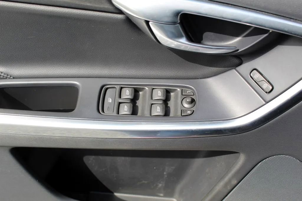 Used 2016 Volvo XC60 T5 Premier AWD/4WD image 9