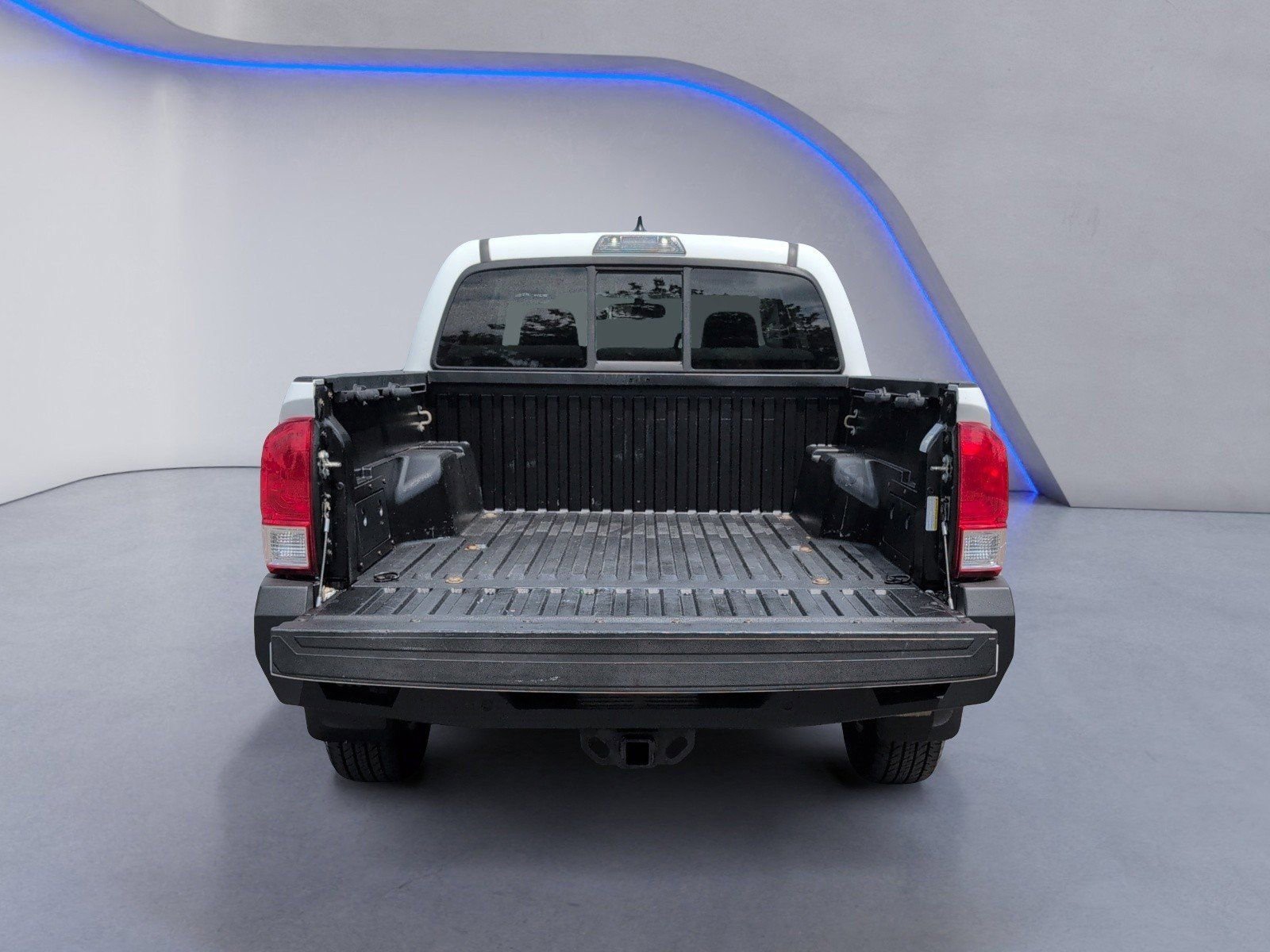 Used 2017 Toyota Tacoma SR5 w/ Tow Package RWD image 6