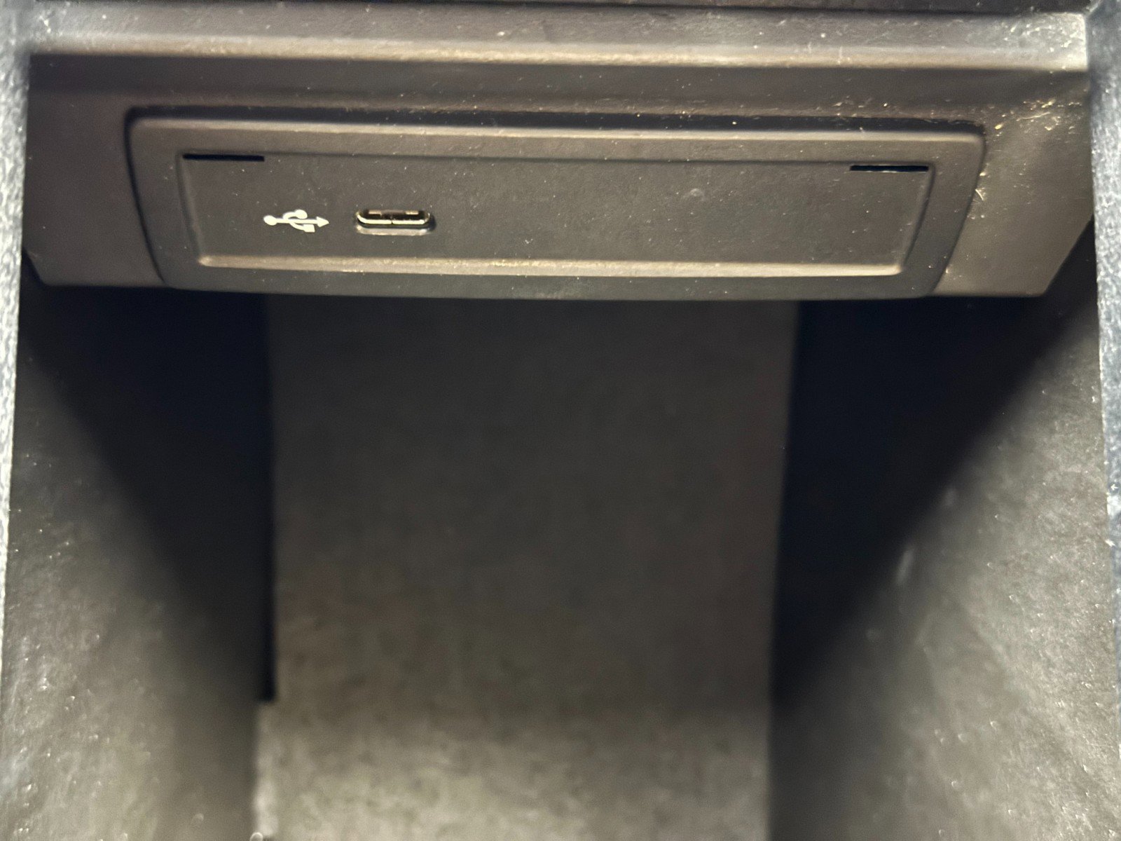 Used 2022 Mercedes-Benz GLB 250 w/ Premium Package Lite image 32