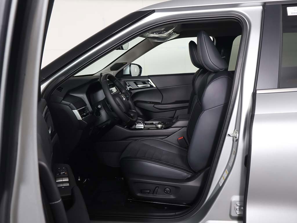 New 2025 Mitsubishi Outlander SE image 34