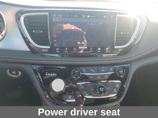 Used 2025 Chrysler Pacifica Limited image 7