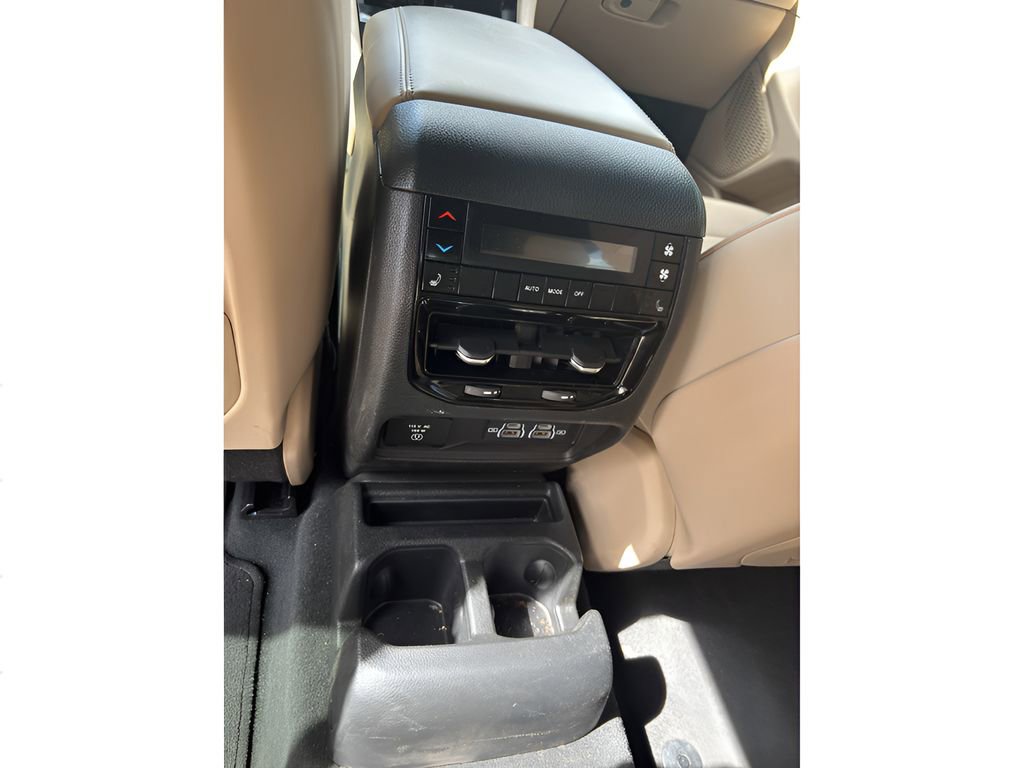 Used 2024 Jeep Grand Cherokee L Limited w/ Black Appearance Package image 28