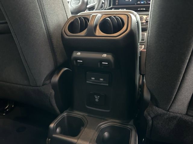 Used 2025 Jeep Wrangler Sahara image 12