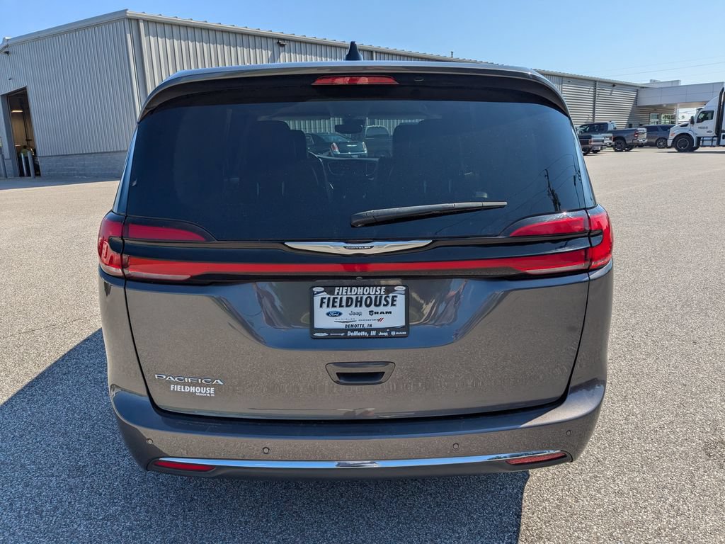 Used 2024 Chrysler Pacifica Touring-L FWD image 6