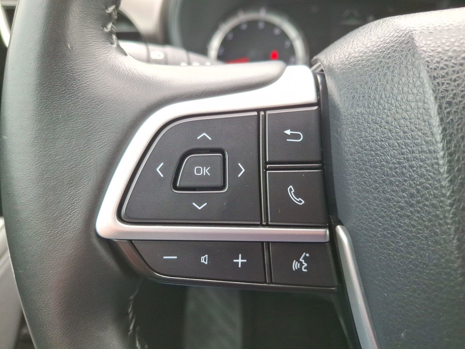 Used 2022 Toyota Highlander LE AWD/4WD image 13
