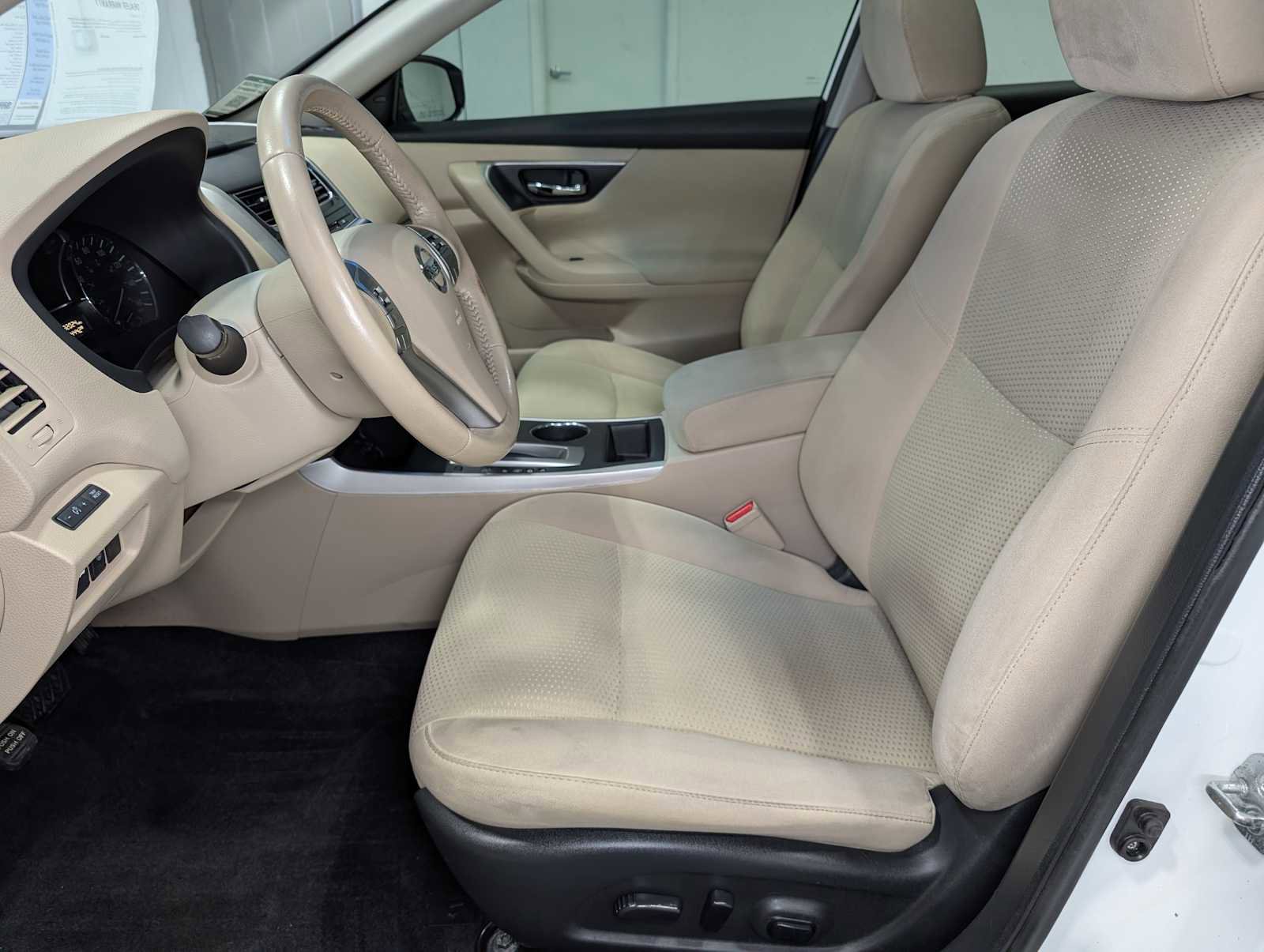 Used 2015 Nissan Altima 2.5 SV w/ Convenience Package FWD image 4