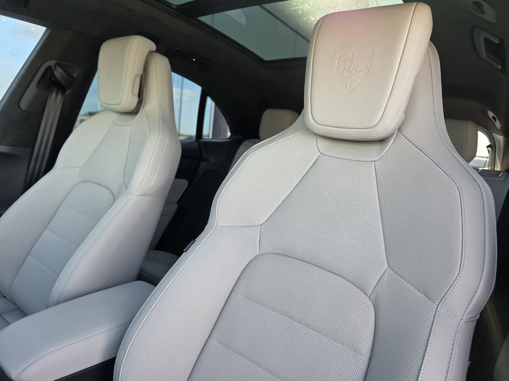 New 2025 Porsche Macan Turbo Electric AWD/4WD image 5