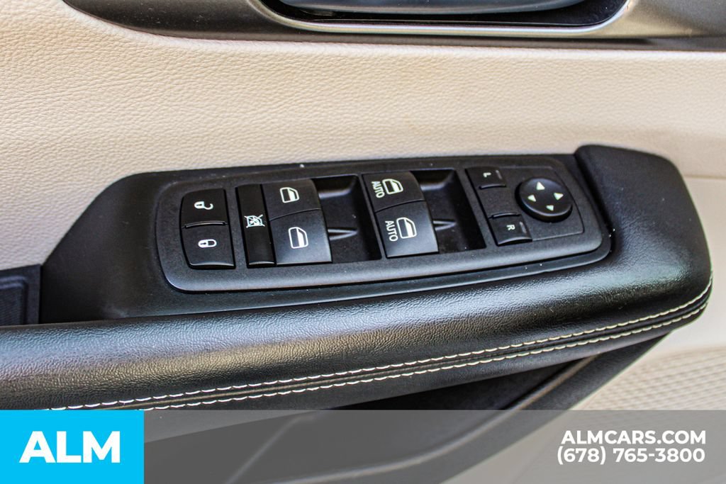Used 2023 Chrysler Pacifica Touring-L FWD image 38