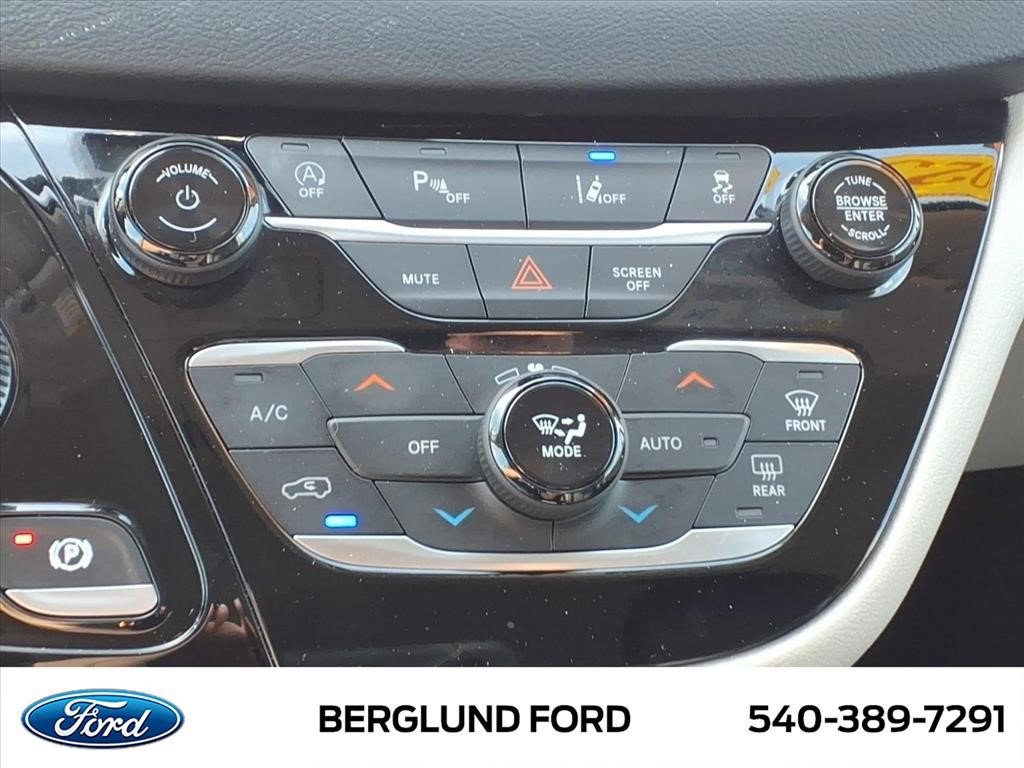 Used 2023 Chrysler Pacifica Touring-L FWD image 28
