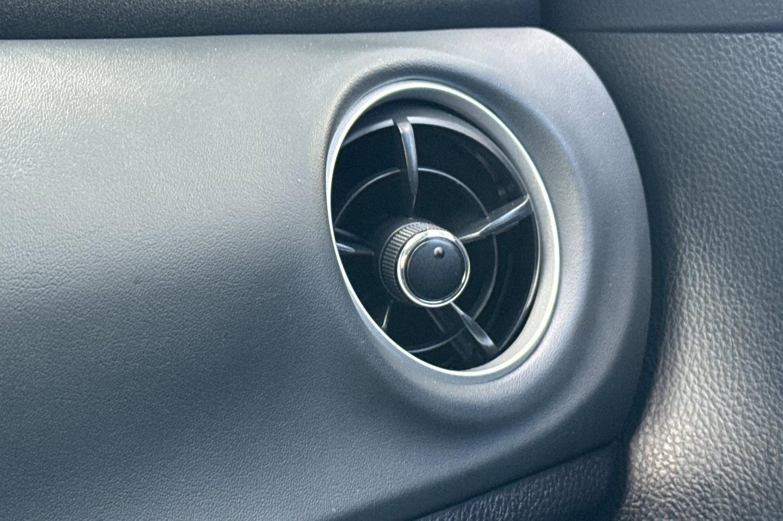 Used 2018 Toyota Corolla XLE image 29