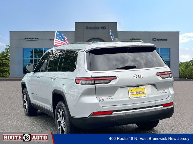 Used 2023 Jeep Grand Cherokee L Limited w/ Luxury Tech Group II AWD/4WD image 3