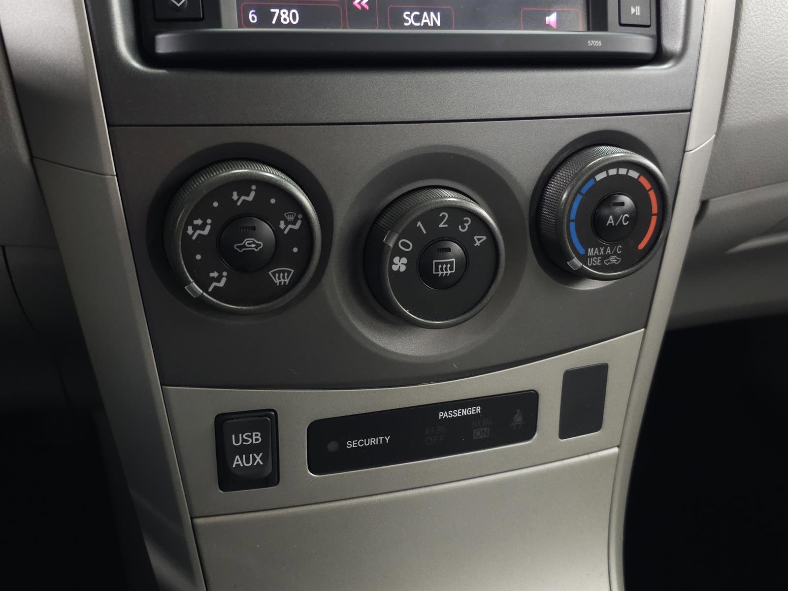 Used 2013 Toyota Corolla LE FWD image 19