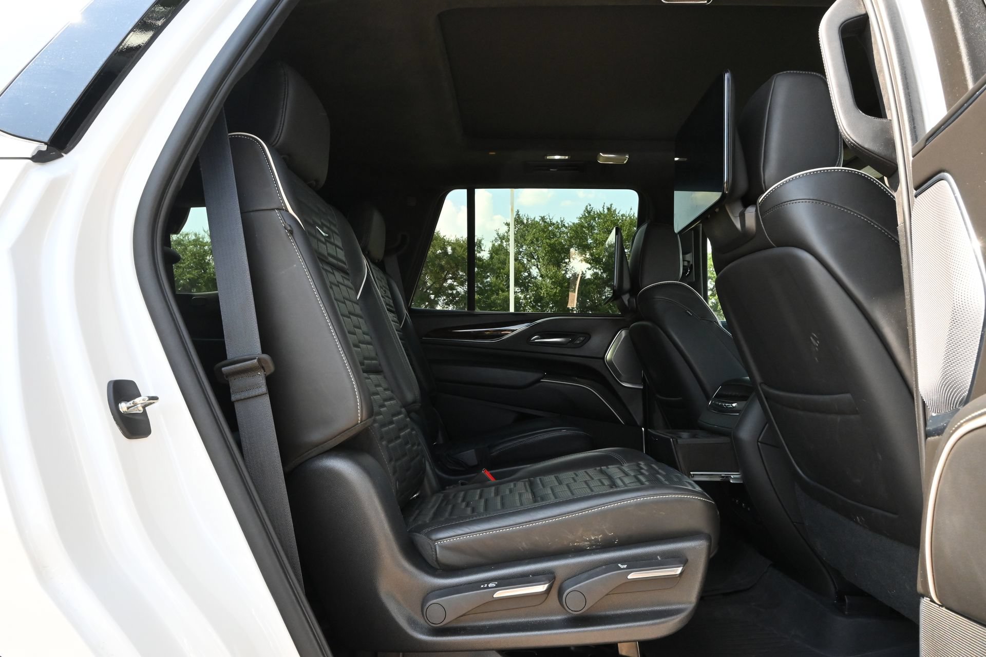 Used 2021 Cadillac Escalade Premium Luxury Platinum AWD/4WD image 24