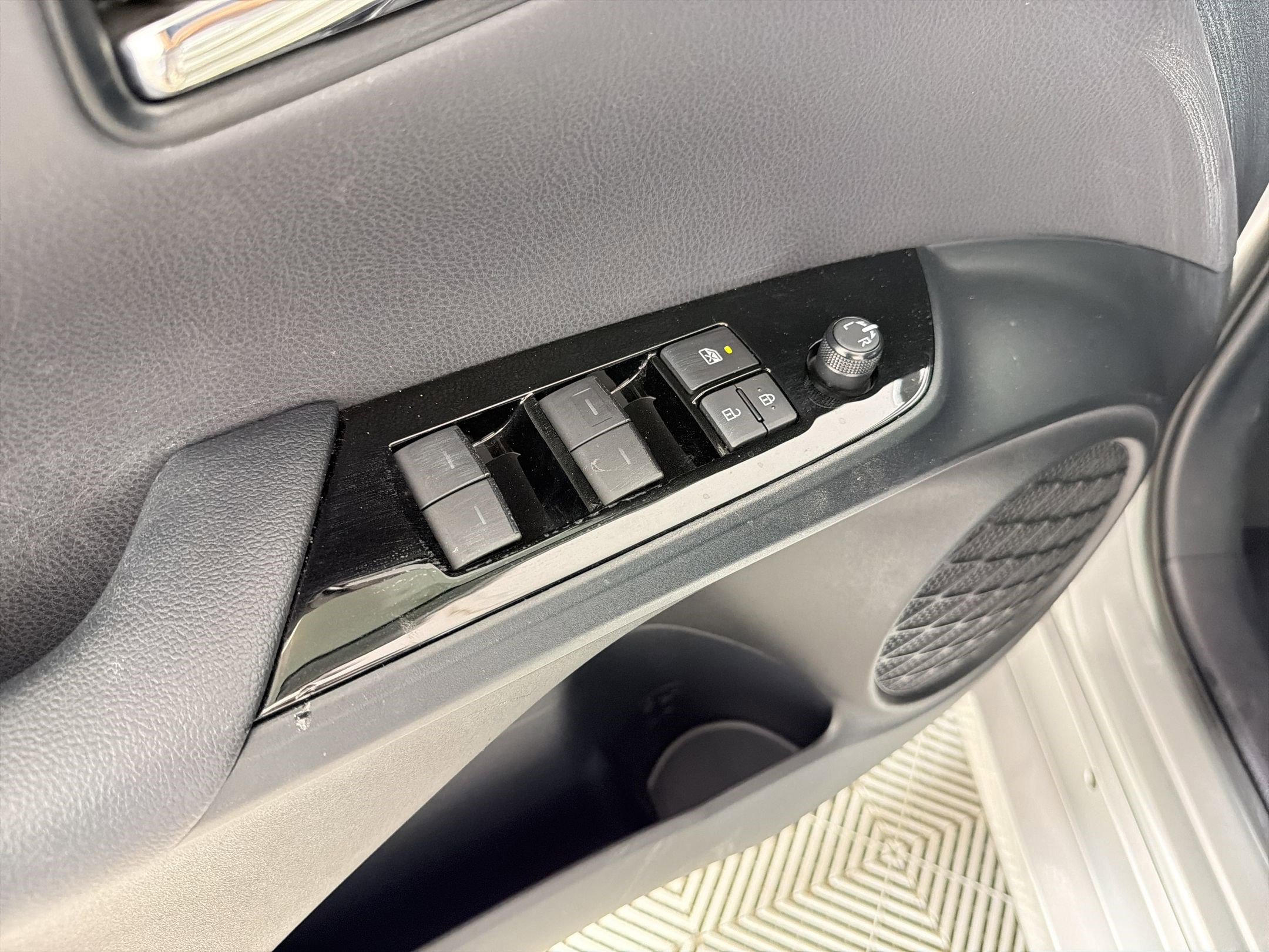 Used 2019 Toyota Prius XLE w/ Advanced Technology Package image 22