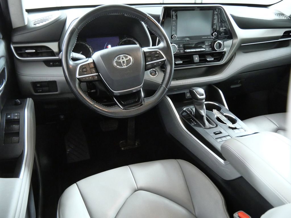 Used 2020 Toyota Highlander XLE image 4