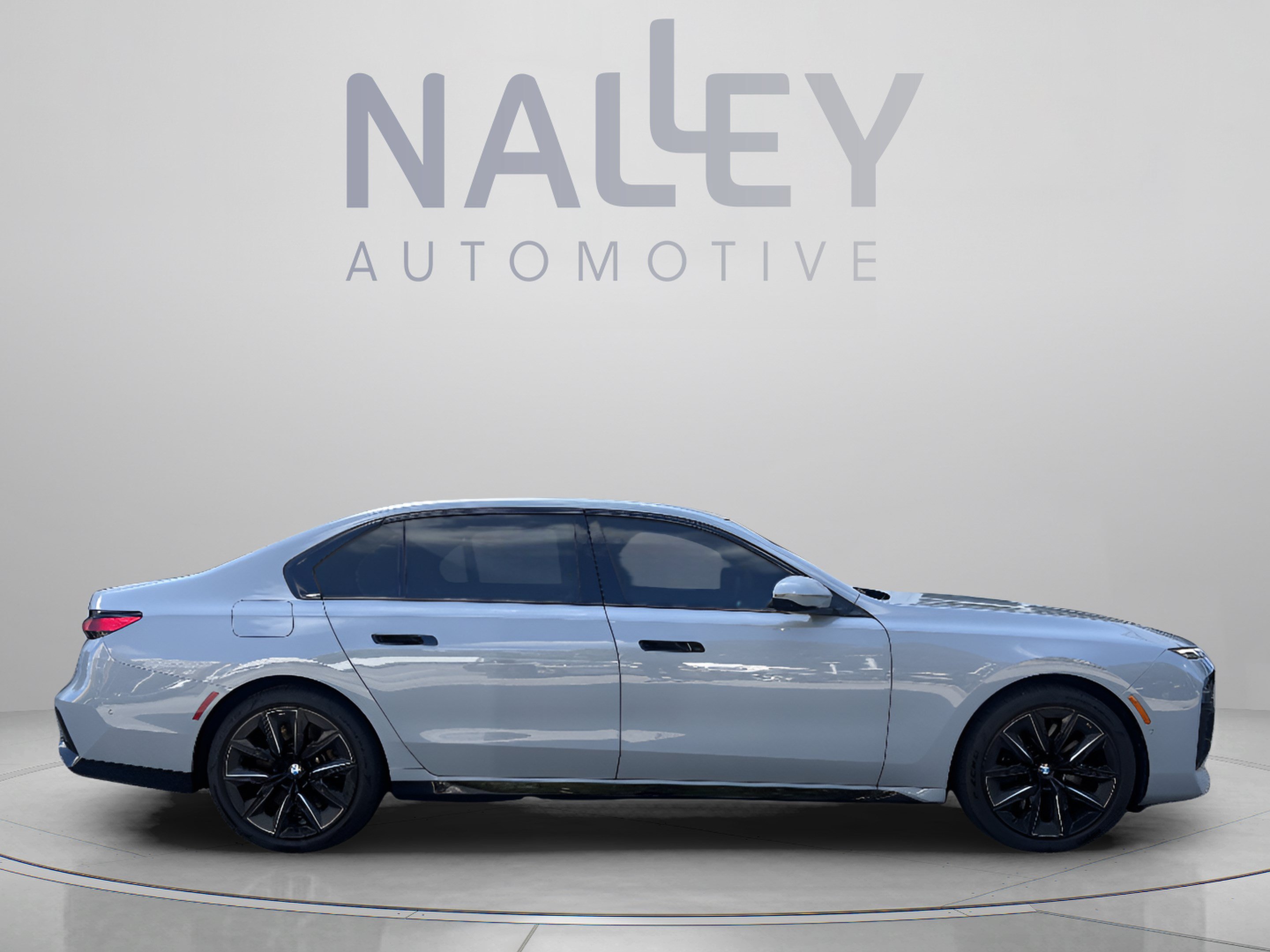 Used 2025 BMW 760i xDrive w/ Premium Package AWD/4WD image 4