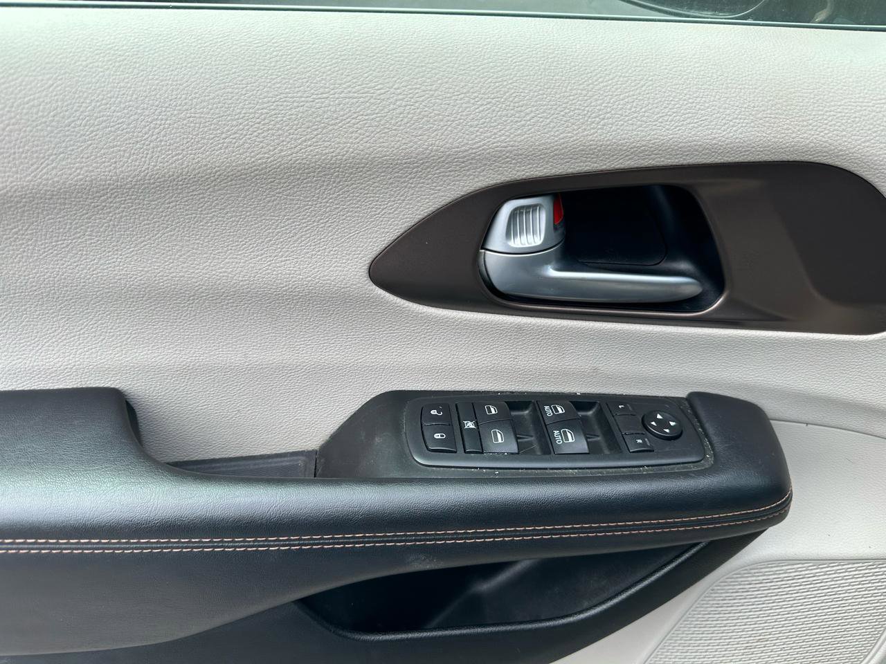 Used 2018 Chrysler Pacifica Touring-L image 9