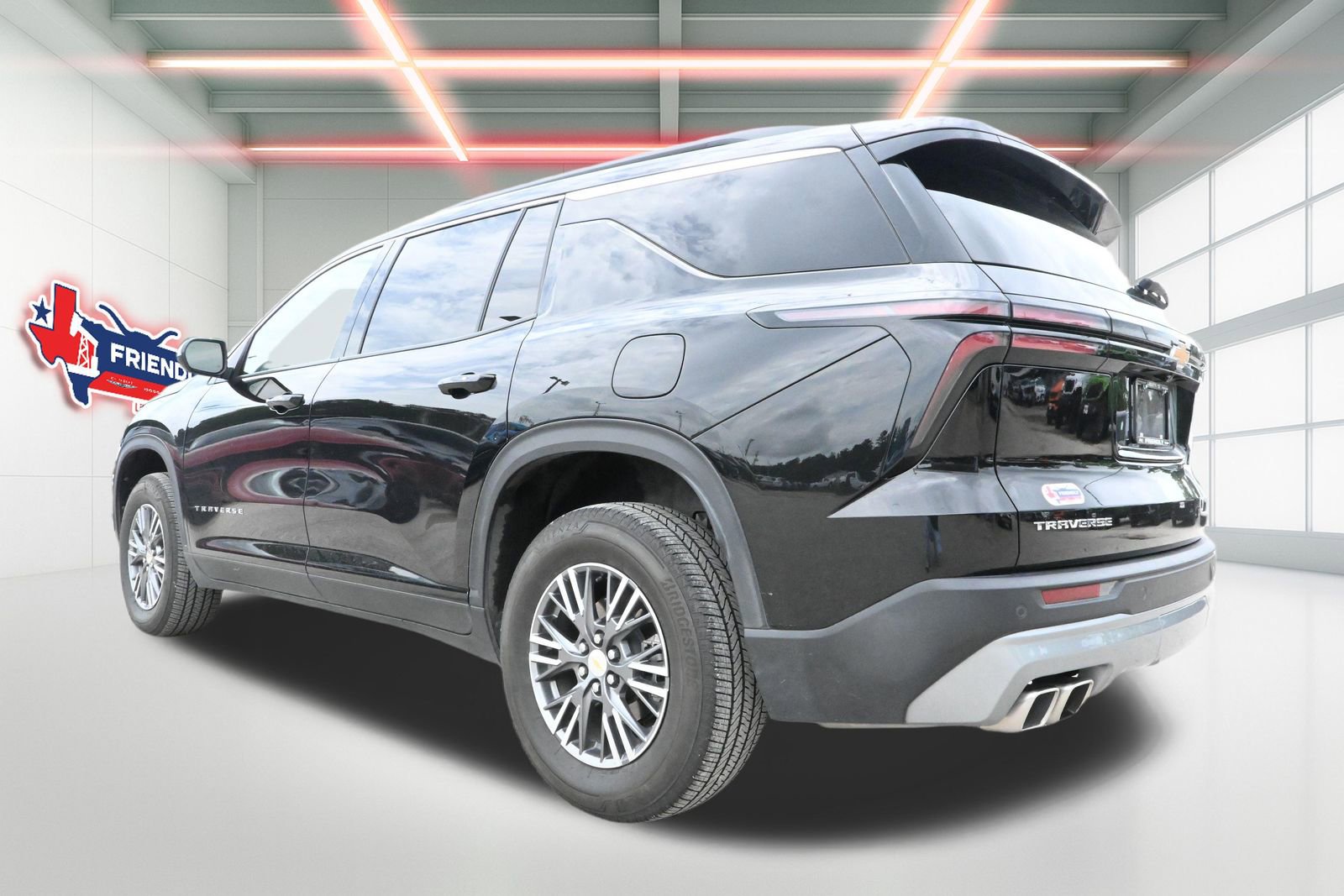 Used 2025 Chevrolet Traverse LT FWD image 2