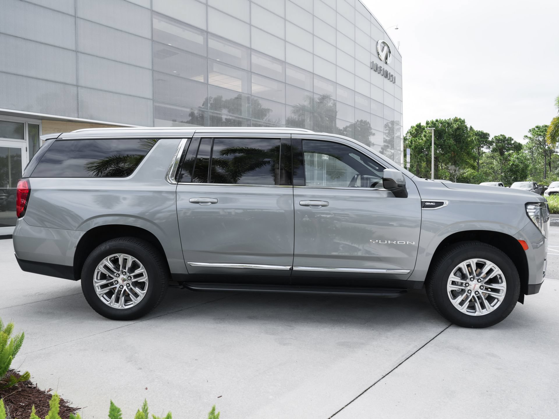 Used 2024 GMC Yukon XL SLT RWD image 26