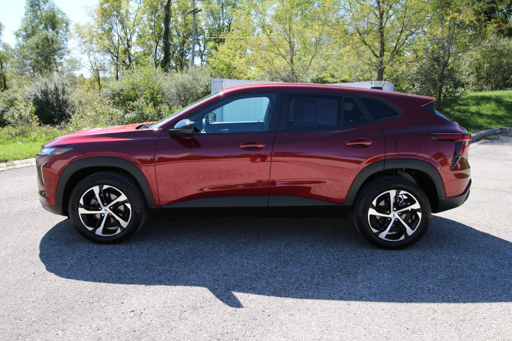 Used 2024 Chevrolet Trax RS w/ Driver Confidence Package FWD image 4