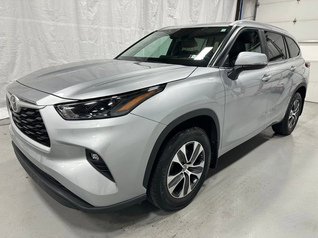 Used 2025 Toyota Highlander XLE AWD/4WD image 3