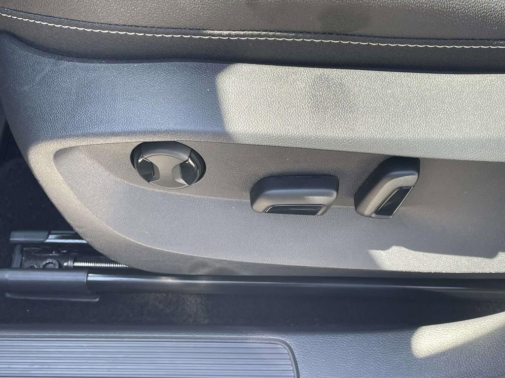 Used 2025 Volkswagen Taos SEL AWD/4WD image 12