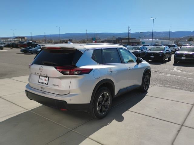 Used 2024 Nissan Rogue SV w/ SV Premium Package image 5
