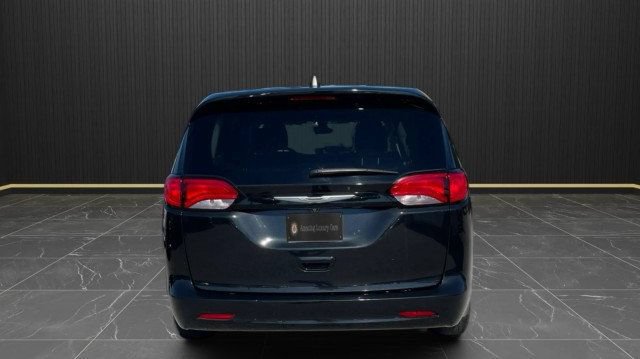 Used 2022 Chrysler Voyager LX FWD image 8