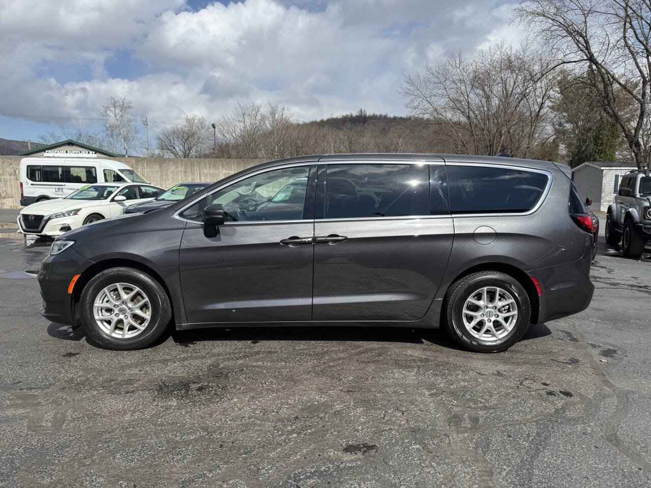 Used 2023 Chrysler Pacifica Touring-L image 5